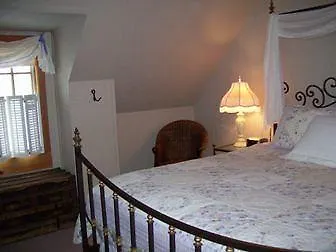 Woodland Farmhouse Inn-3